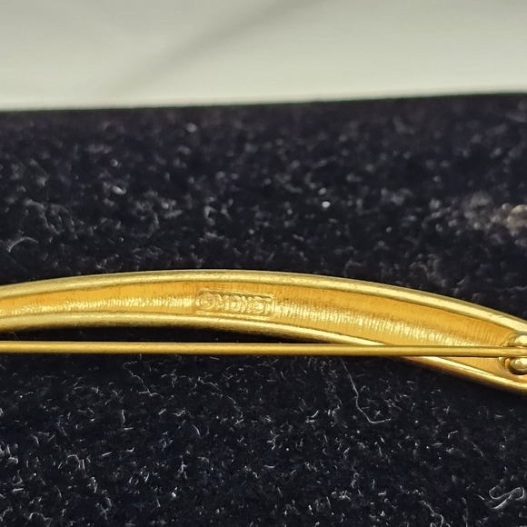 Vintage Trifari Gold Tone Long Figural Brooch Signed - Picture 3 of 8